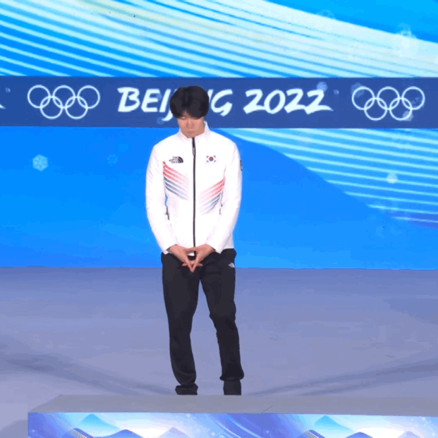 《【摩登2娱乐登录】韩国运动员一个动作后，高亭宇跳上冠军领奖台！》