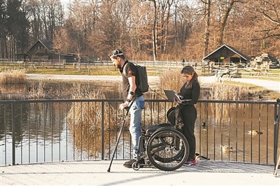 “数字桥梁”助瘫痪者自然站立行走