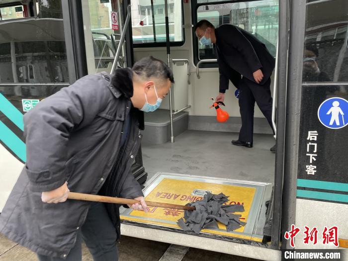 上海对途经医院公交线路升级至日均三消毒