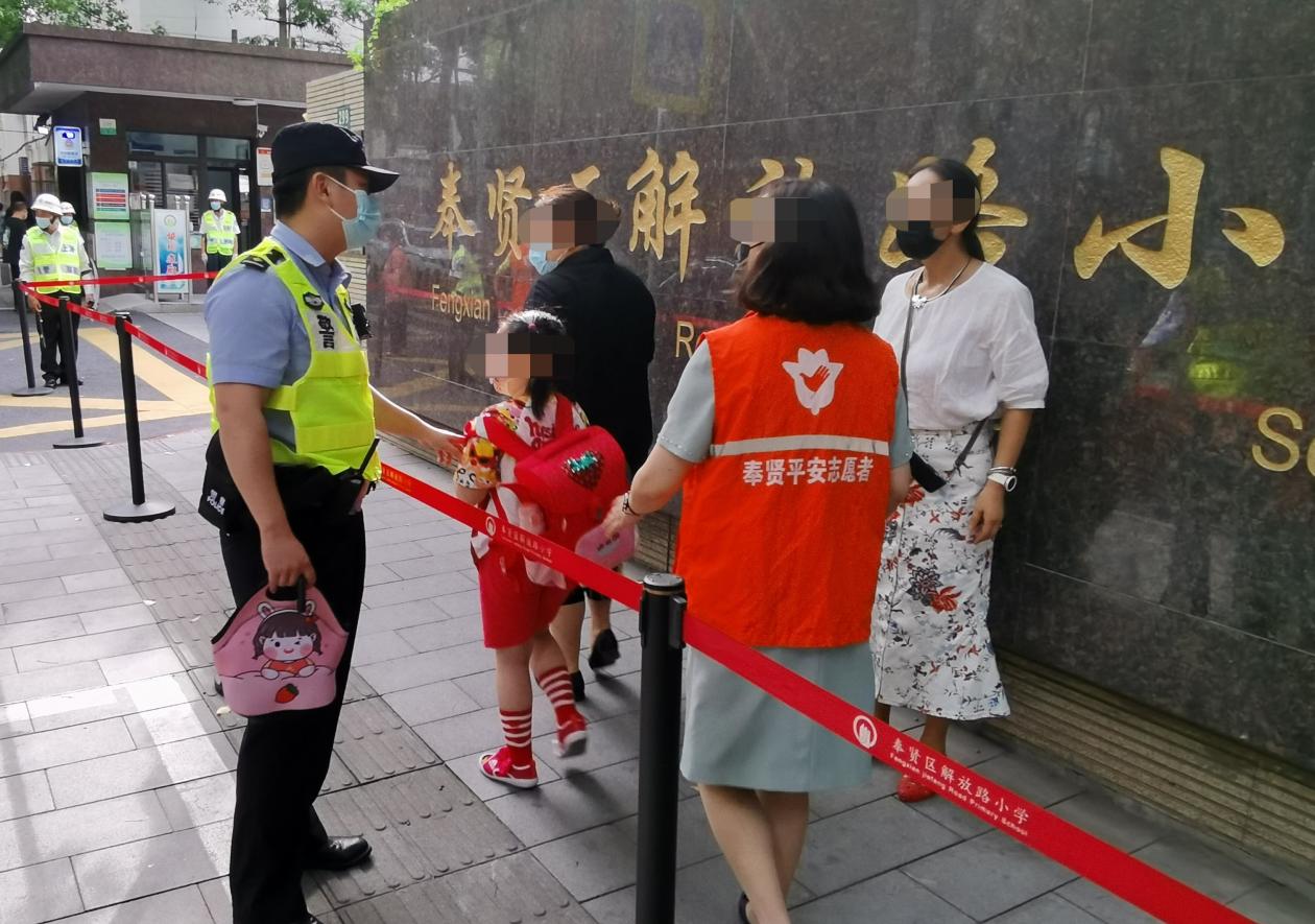 “民警”上海开学第一天“闹乌龙”，粗心爸爸把一年级“神兽”送错校