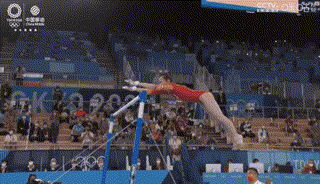 芦玉菲在体操女子团体决赛中掉杠，网友：没事的身体重要，加油！