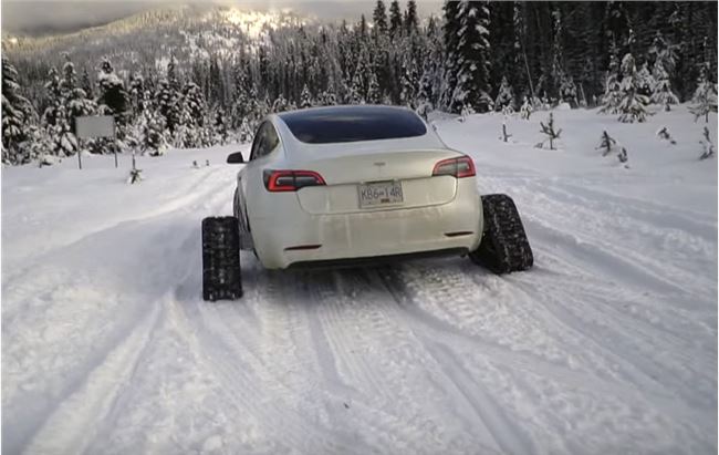 特斯拉Model3车主在车后轮安装雪地履带 效果究竟如何呢? 