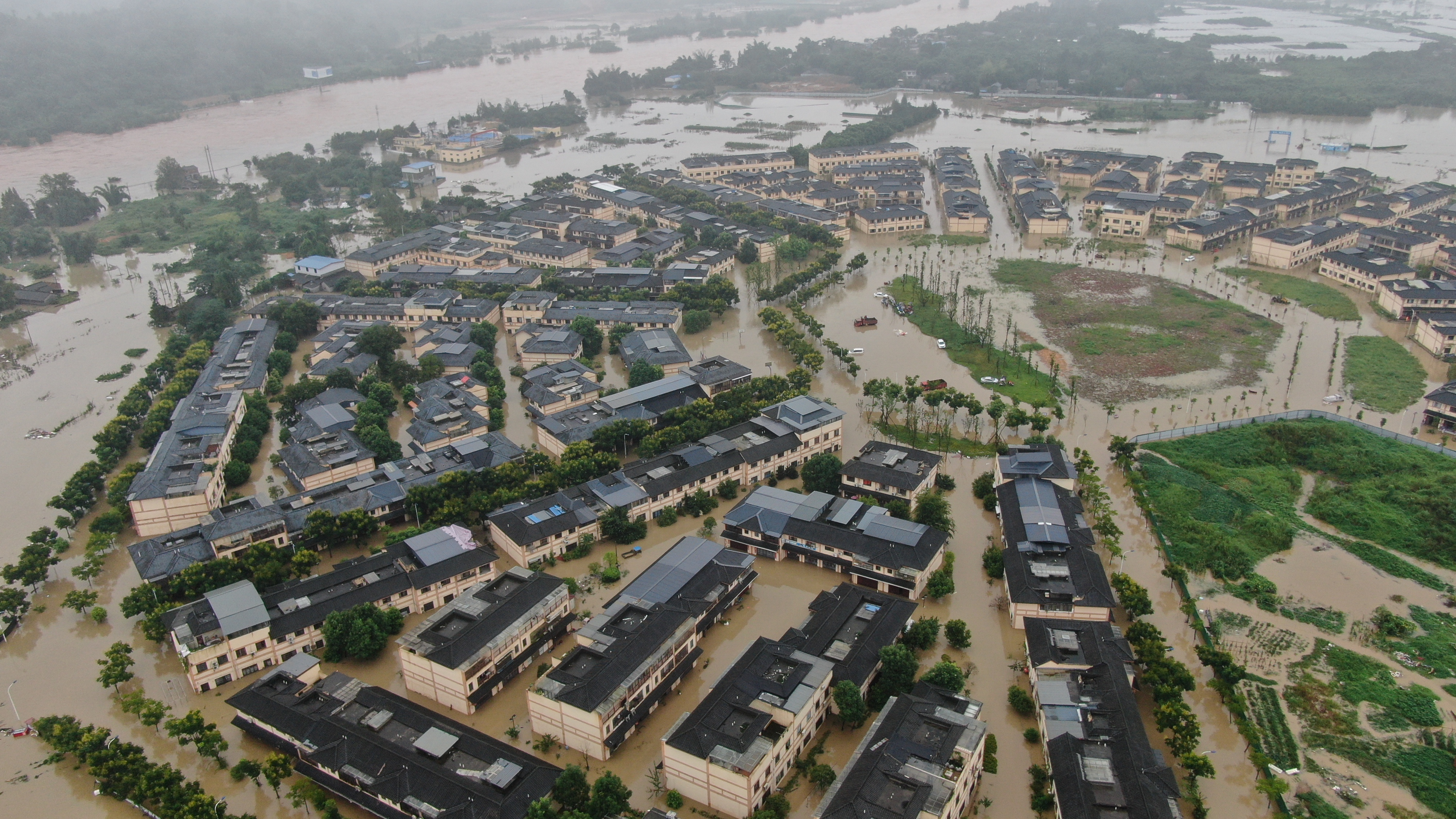  四川眉山持续暴雨引发洪灾，已经安全转移181人