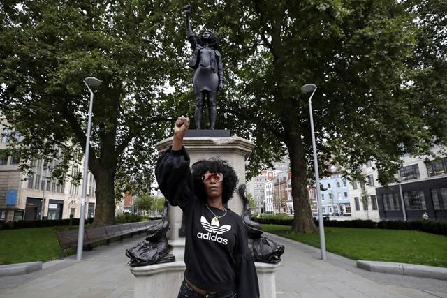 英国奴隶贩子雕像被毁后原址立起黑人雕像，24小时内即遭官方拆除