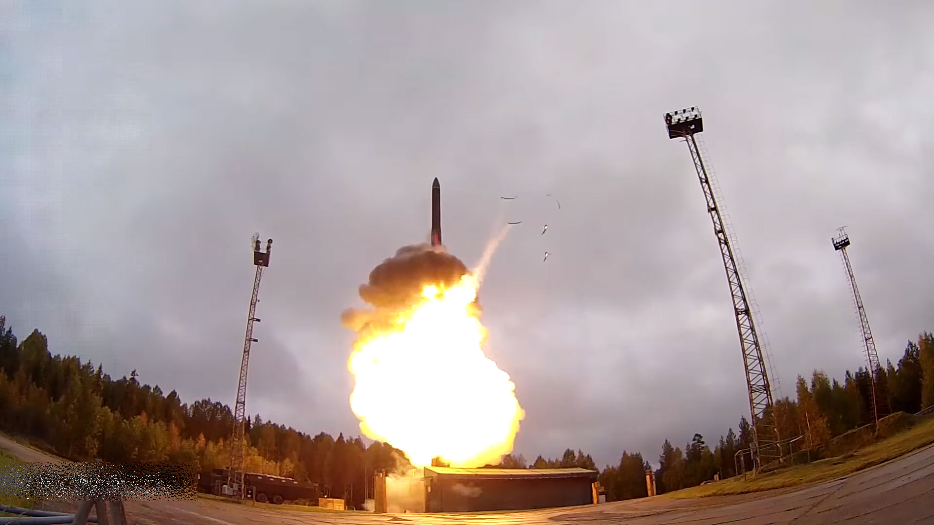 俄罗斯亚尔斯导弹发射画面环球时报报道   15日到17日,俄罗斯举行了