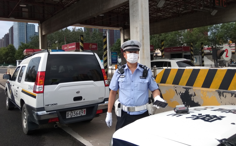 北京-西藏高速公路19日上午高峰时占用30辆车，受到处罚。
