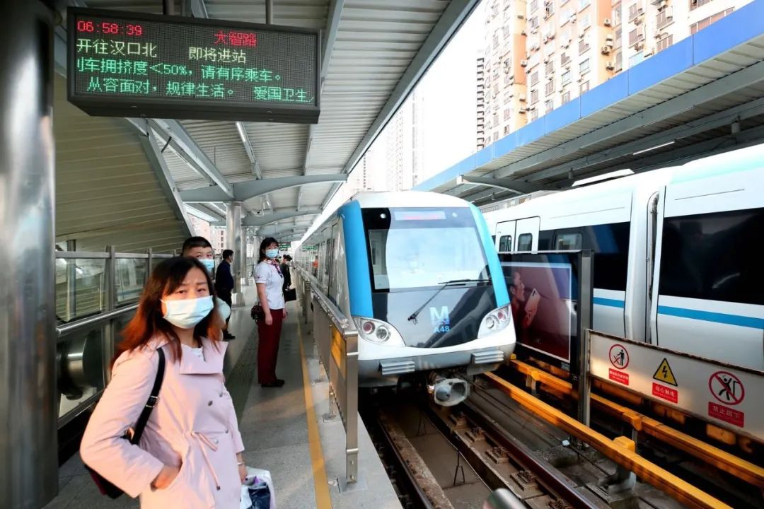 今日，武汉地铁重要调整：再次增加早晚高峰车次