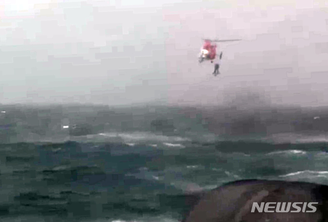 现场曝光！三名中国人海上漂流 韩国出动直升机舰艇营救
