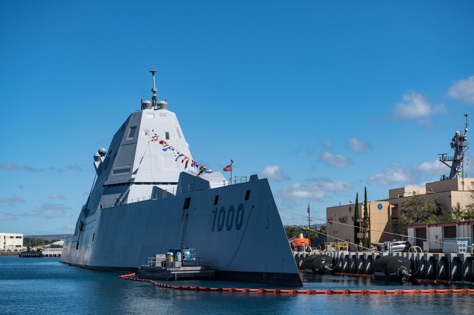 美国海军最新打造的“万吨大驱”驱逐舰首舰“朱姆沃尔特”号有了新的进展