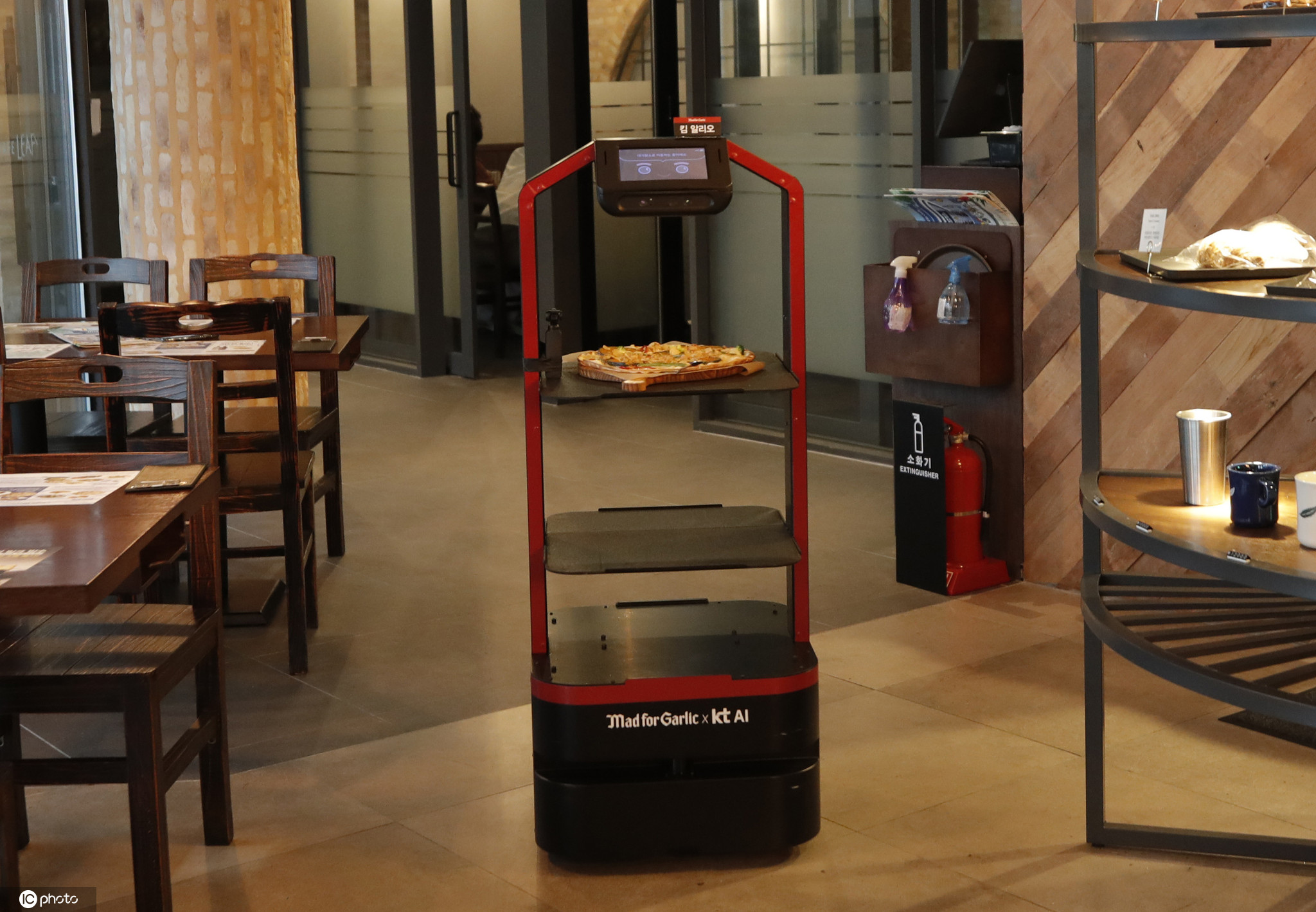 韩国一餐厅推出ai机器人无接触式送餐服务