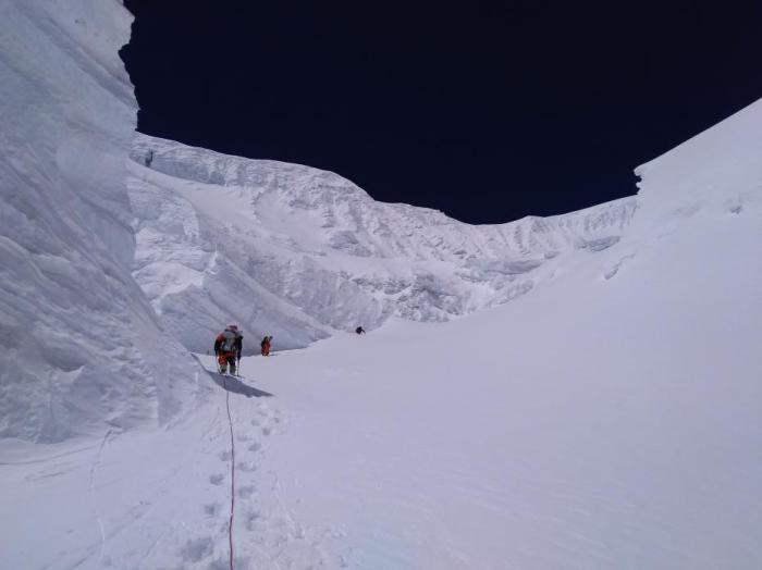 登顶！2020珠峰高程测量登山队站上喜马拉雅之巅