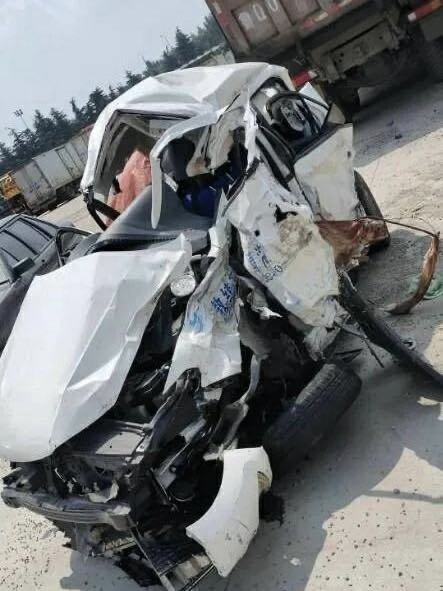 山东莒南一货车闯红灯撞上教练车致四人死亡，嫌疑人被拘留。