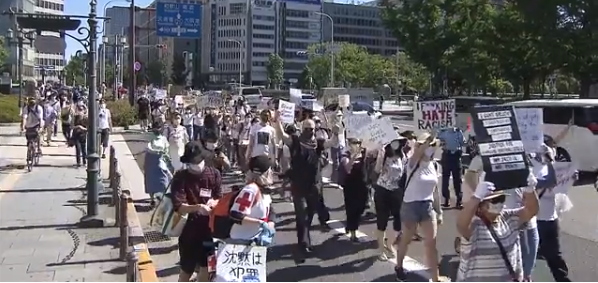 日本大阪抗议跪杀黑人案 上千人在美国领馆前示威游行