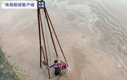四川自贡：河水暴涨工人被困 消防员抛出“救命绳”