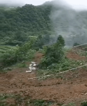 湖南常德石门县发生大型山体滑坡 塌方量约200万方