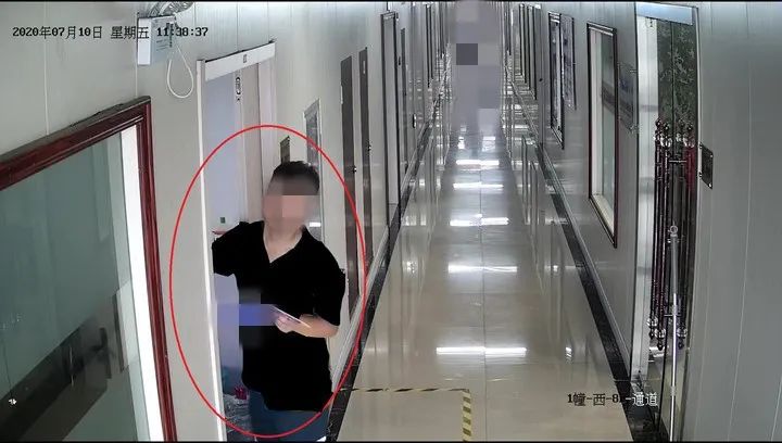 杭州一年轻姑娘惊慌跑出厕所：“快！帮我看监控，有人偷拍！”