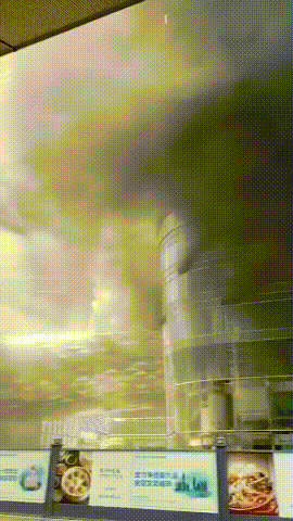 突发！福田中心区一大厦工地发生火灾，刚刚被扑灭