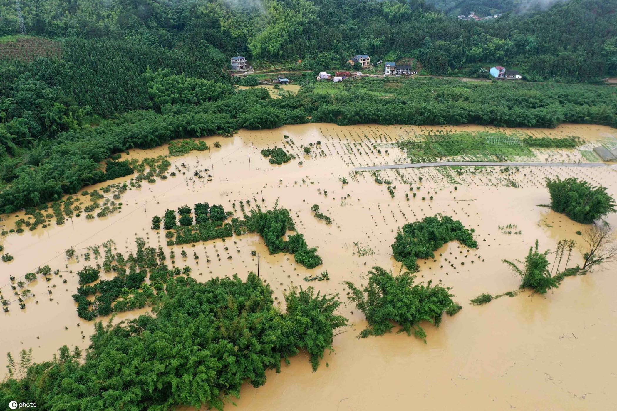 航拍江西鄱阳洪灾现场，多个村庄仍浸泡在洪水中_南方plus_南方+