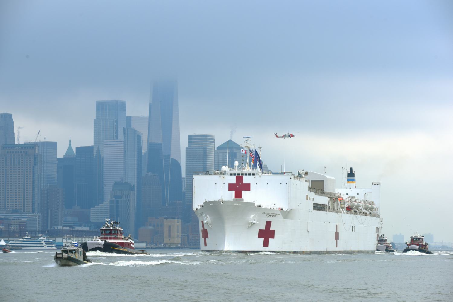 八一建军节，“和平方舟”号医院船举行升旗仪式！