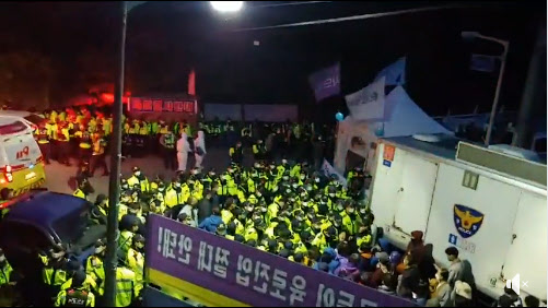 美韩连夜向"萨德"基地运设备:疑含导弹 居民抗议5人受伤