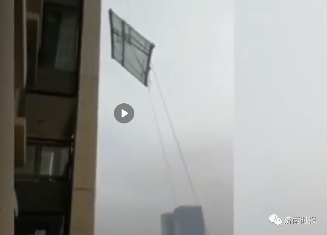 一小区吊装玻璃从40楼坠落，工人撕心裂肺大喊..