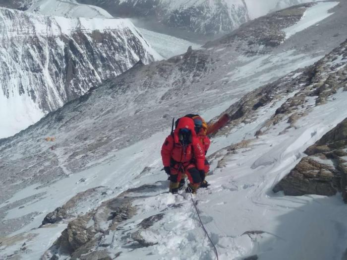 登顶！2020珠峰高程测量登山队站上喜马拉雅之巅