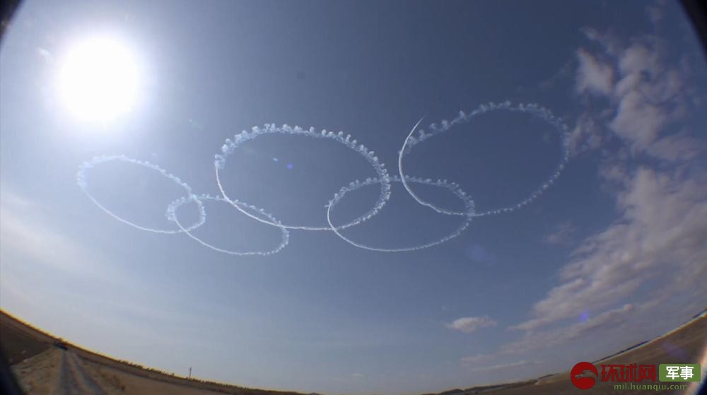 日本自卫队飞机在空中拉烟 画出奥运五环标志