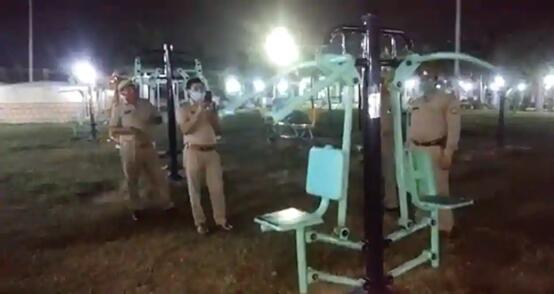 印度某公园健身器材深夜自己运动 警方称系恶作剧所为