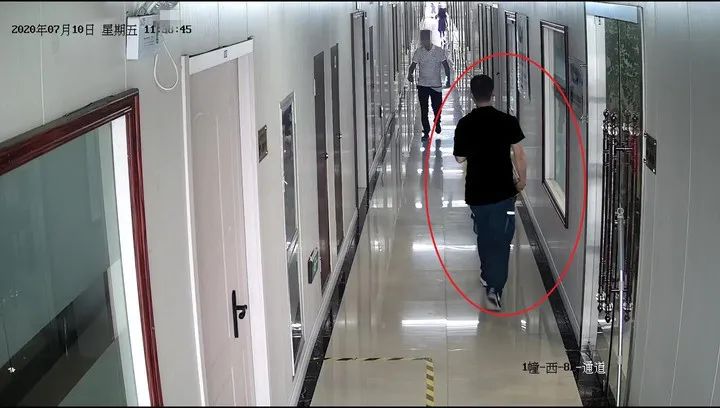 杭州一年轻姑娘惊慌跑出厕所：“快！帮我看监控，有人偷拍！”