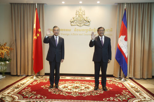 王毅与柬埔寨副首相兼外长布拉索昆举行会谈