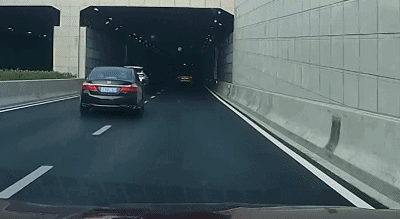 視頻瘋傳！隧道內兩車斗氣，一車被逼撞墻！交警通報：全都拘了