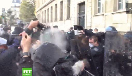 巴黎高中生示威反對開學 堆垃圾桶堵校門 警方現場驅離