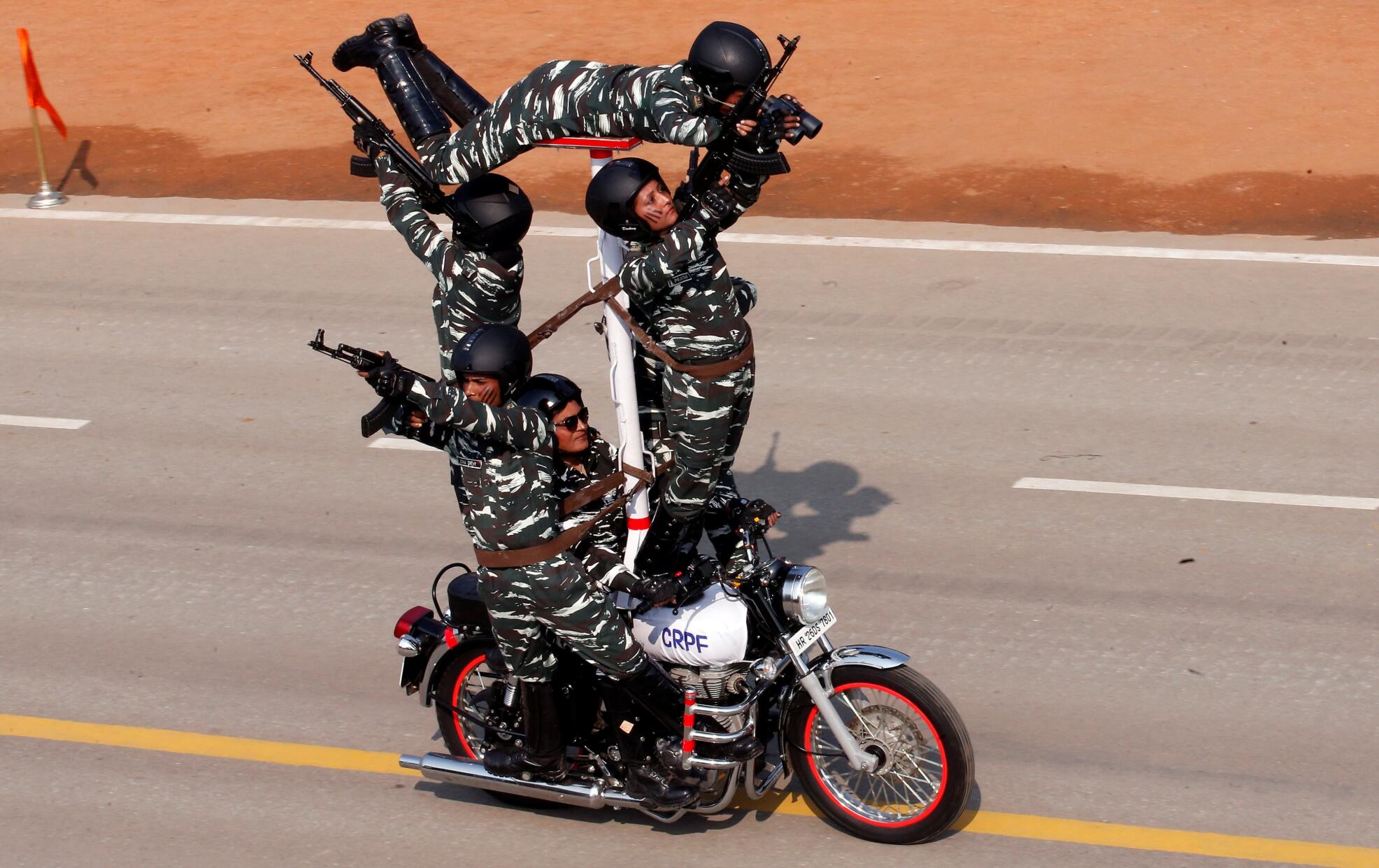 印度举行共和日阅兵彩排 士兵秀摩托车特技[4]- 中国日报网