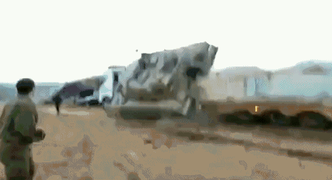 翻了个底朝天：以色列一辆梅卡瓦坦克从拖车掉落翻覆