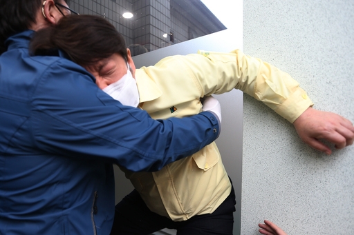“多亏你们！”韩国大邱市长当众下跪 叩首谢谢医护人员 第3张