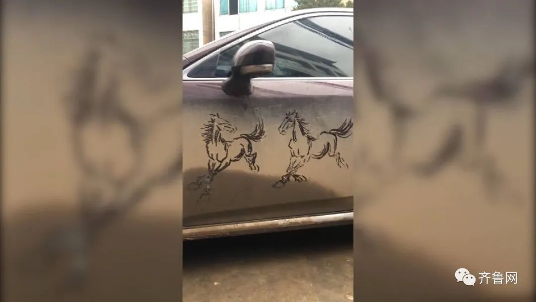 男子在滿是灰的轎車門上畫八駿圖，網友：這誰還舍得洗車！