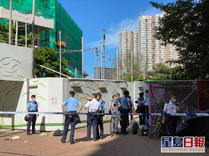 香港一男子搭乘公交不戴口罩 还持刀拒捕