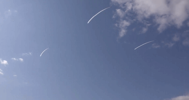日本自卫队飞机在空中拉烟 画出奥运五环标志