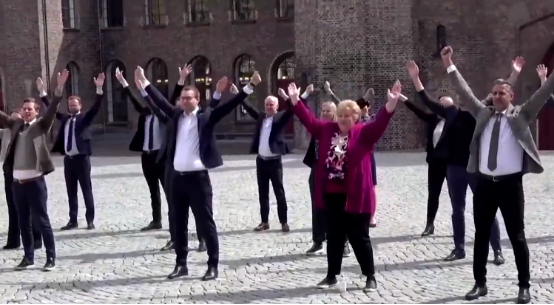 挪威首相跳“广场舞”庆国庆节，还不忘保持社交距离
