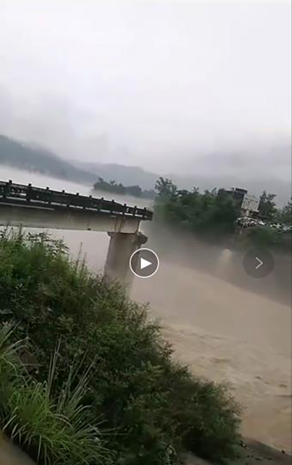 重庆彭水一老桥被冲垮1人落水失踪，该桥6年前已是危桥