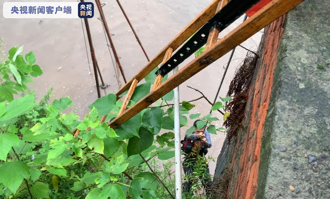 四川自贡：河水暴涨工人被困 消防员抛出“救命绳”