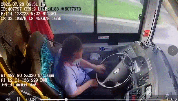 今早突发！深圳的一位公共汽车司机弯下腰去捡东西。悲剧发生了。