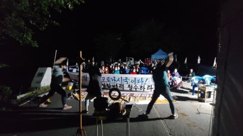 美韩连夜向"萨德"基地运设备:疑含导弹 居民抗议5人受伤