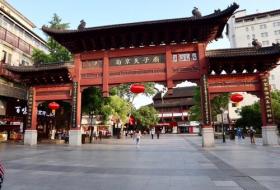 全国多地景点开放:杭州西湖、南京夫子庙都要求游客戴口罩