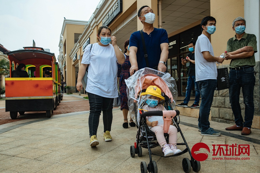 解封后的五一小长假 武汉市民戴口罩出行仍未放松警惕