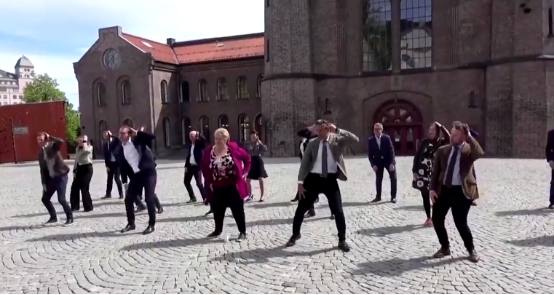 挪威首相跳“广场舞”庆国庆节，还不忘保持社交距离