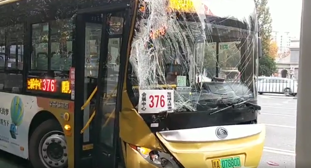 突發！哈爾濱一公交車追尾前方公交車，多人受傷…