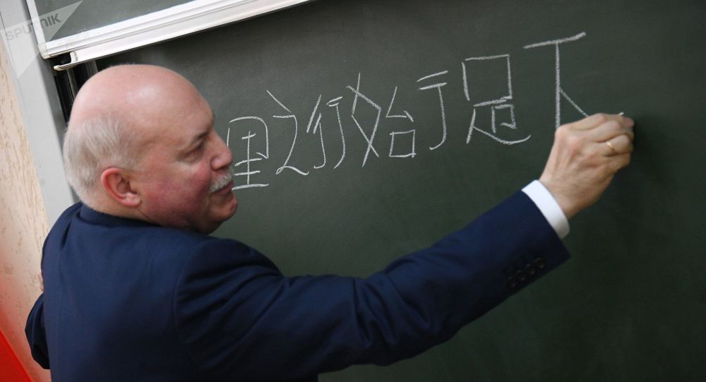 俄驻白俄罗斯大使在开学前 用汉字写下老子名言