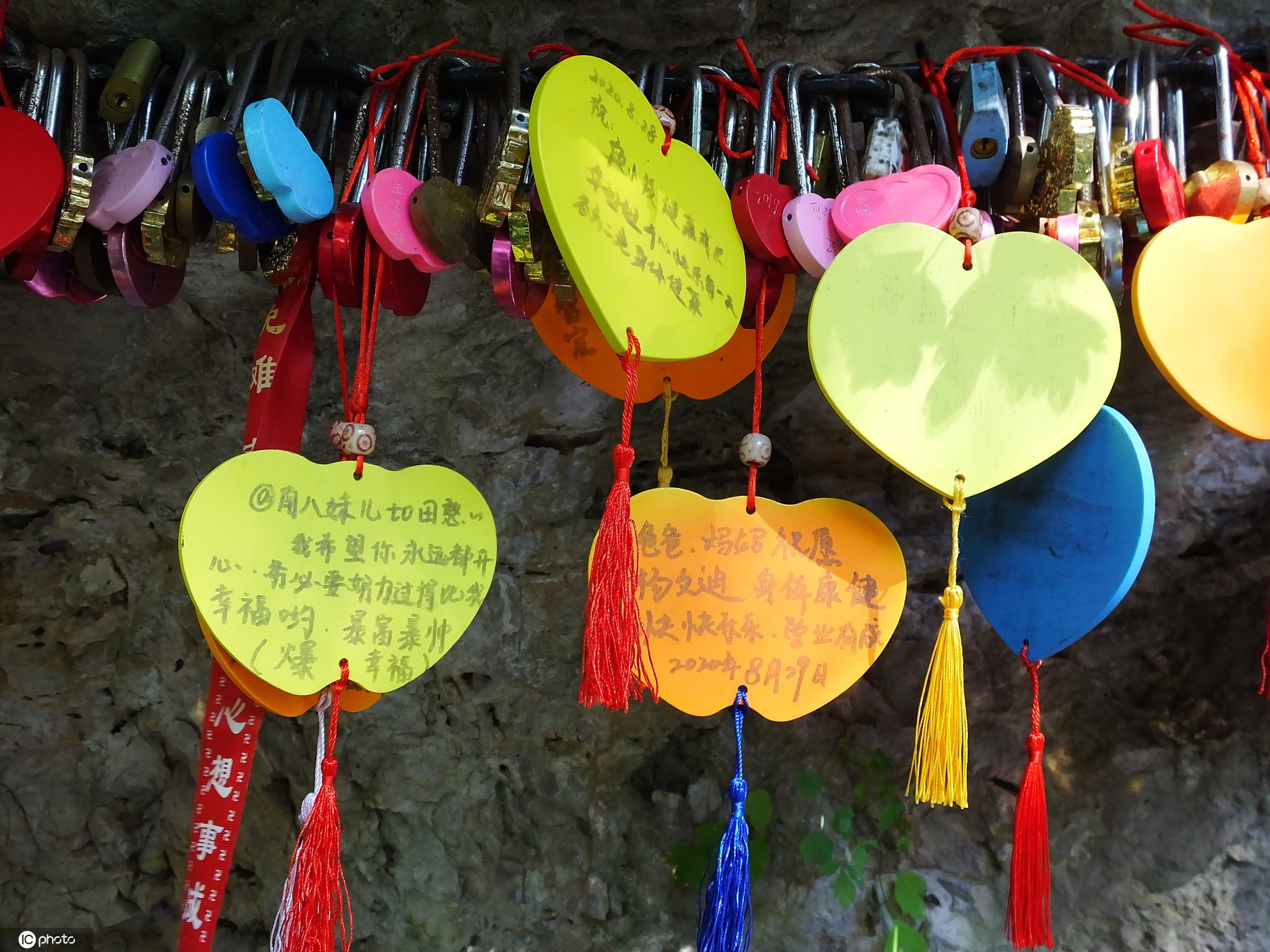 湖北宜昌:三游洞风景区游客悬挂同心锁许愿牌 成亮丽风景