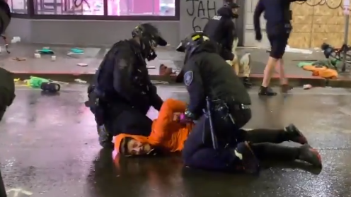美西雅图警察用膝盖压住示威者脖子 被同事一把将腿拉开